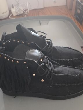 Black Faux Suede Fringe Moccasin Boots with Gold Studs Super Lightweight 9 B